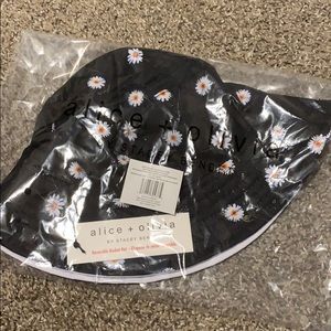(NWT) Alice + Olivia reversible daisy bucket hat